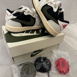 Like new travis scott dunks olive green size 5 toddler